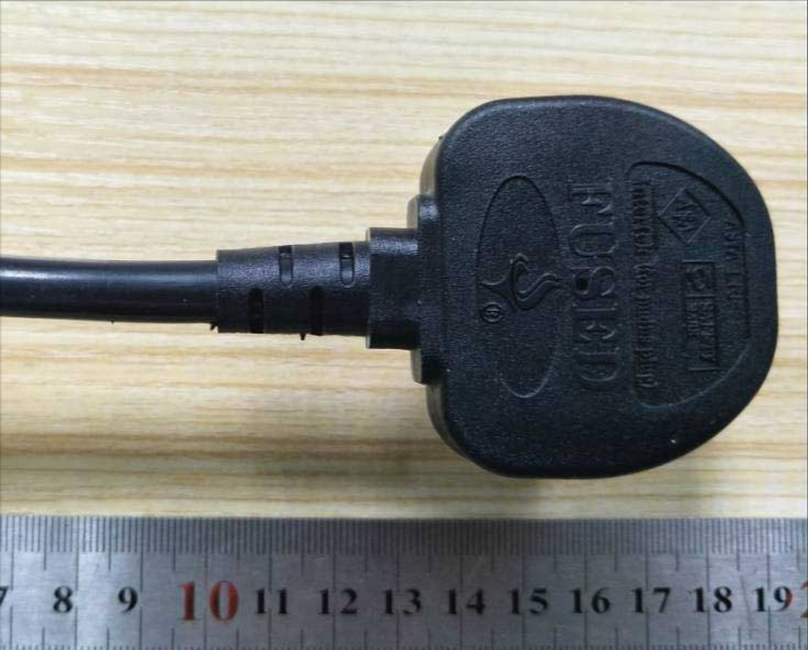 Non-rewirable fused plug