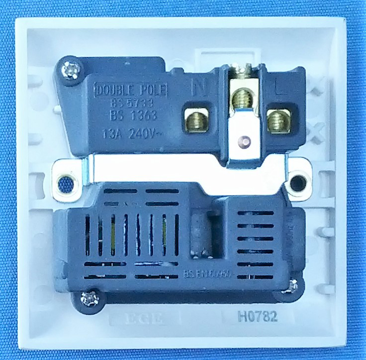 Fixed socket-outlet with USB charger, flush type