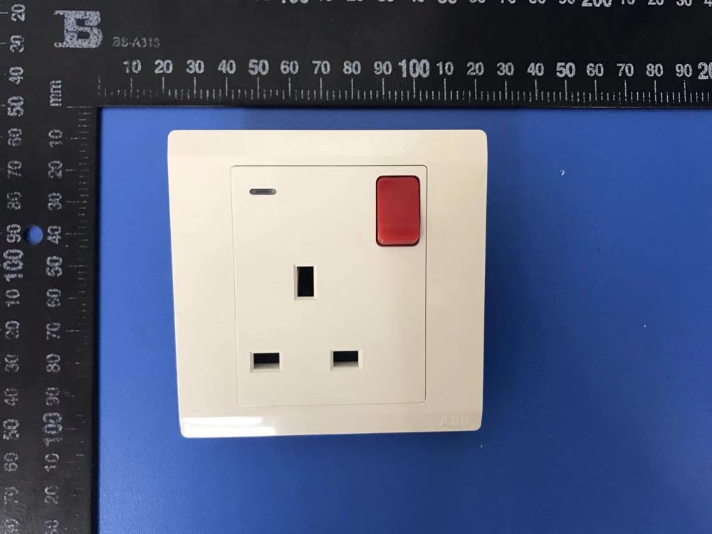 Switched socket-outlet (flush type)