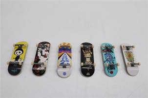 finger skate boarding